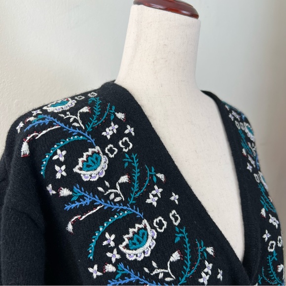 100% Lambswool Vintage Floral Embroidered V-Neck Buttoned Front Sweater - Picture 9 of 9